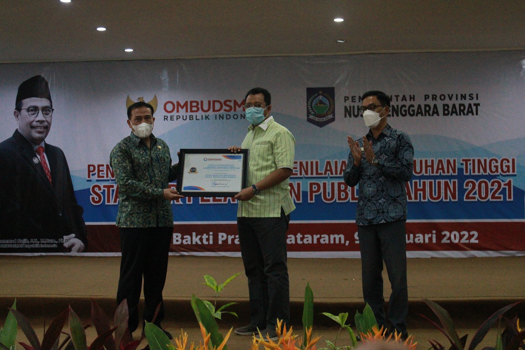 penyerahan-sertifikat-penilaian-kepatuhan-tinggi-standar-pelayanan-publik-pemerintah-provinsi-ntb-tahun-2021